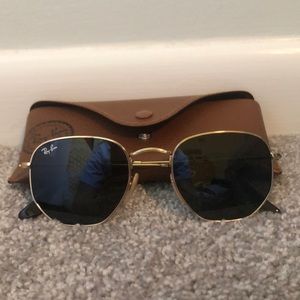 BLACK FRAMED RAY BANS WORN ONCE